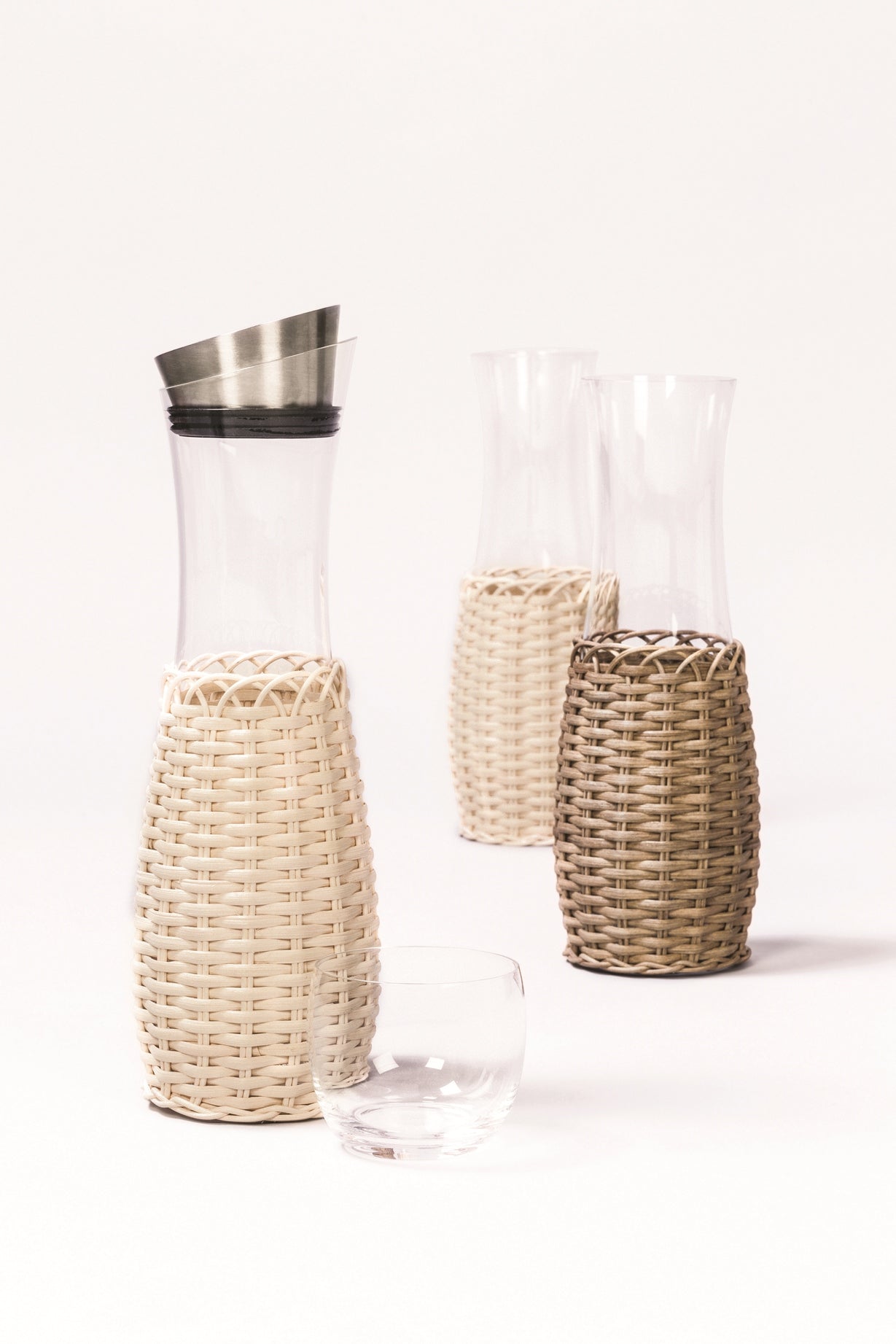 Dijon Carafe by Pigment France | Partially rattan-covered fine crystal carafe | Stainless steel swing top lid with built-in ice stopper and silicone seal | Capacity: 1 LT | Home Decor and Serveware | 2Jour Concierge, your luxury lifestyle shop