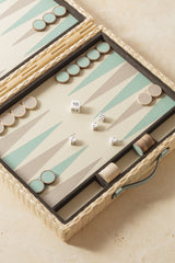 Monte-Carlo Backgammon-Etui aus geflochtenem Rattan mit Lederfeld und Griffen