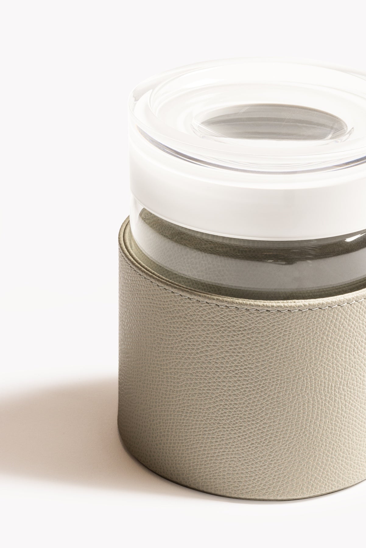 Luftdichtes Einmachglas aus dem Elsass: Korpus aus lederbezogenem Glas mit zweifarbigem Kunststoffdeckel