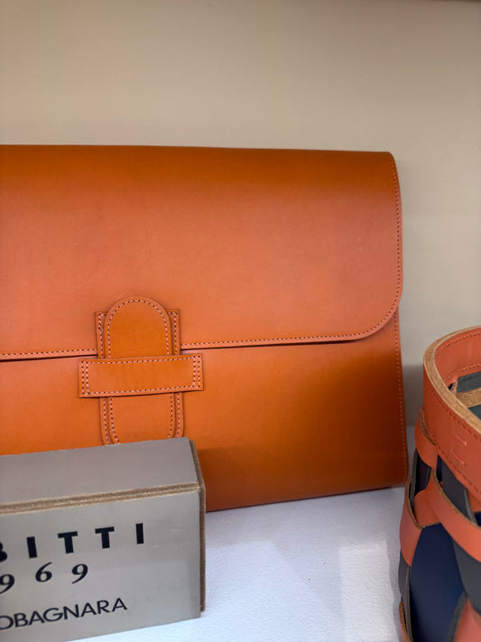 Rabitti 1969 Passepartout Saddle Leather Folder Pochette | Elegant and Versatile Folder Pochette | Crafted with High-Quality Saddle Leather | Elevate Your Organization with Luxury and Style | Explore a Range of Luxury Accessories at 2Jour Concierge, #1 luxury high-end gift & lifestyle shop