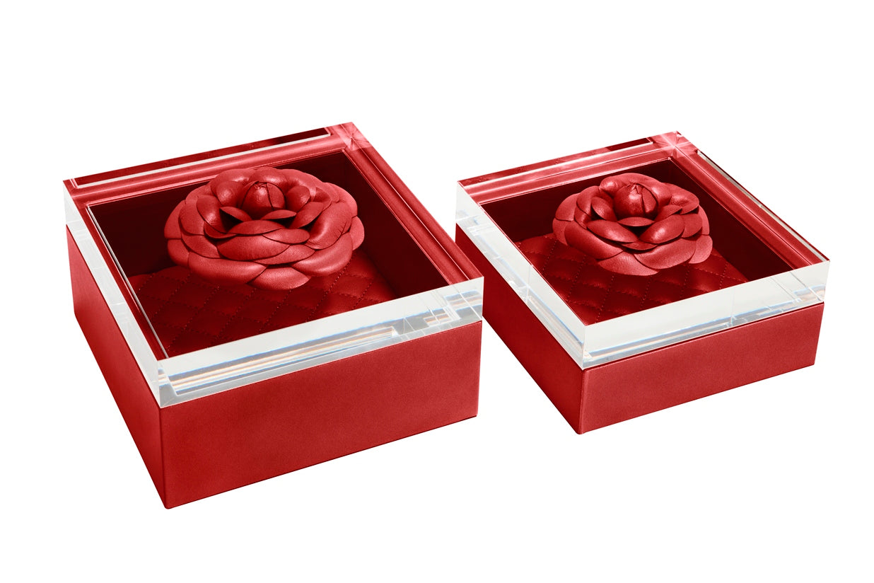 Boîte à bijoux Fleur Camélia : cuir, couvercle en acrylique, doublure matelassée à losanges, carrée