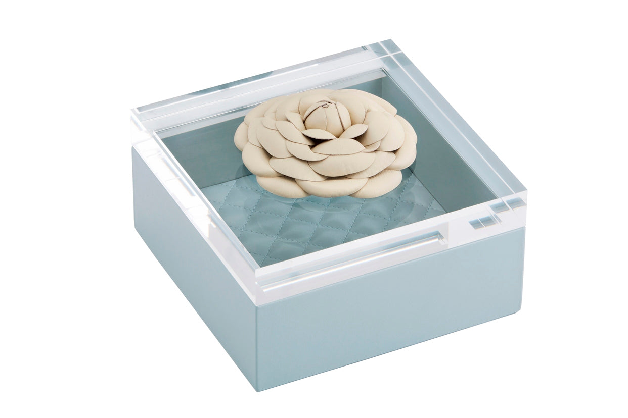 Boîte à bijoux Fleur Camélia : cuir, couvercle en acrylique, doublure matelassée à losanges, carrée