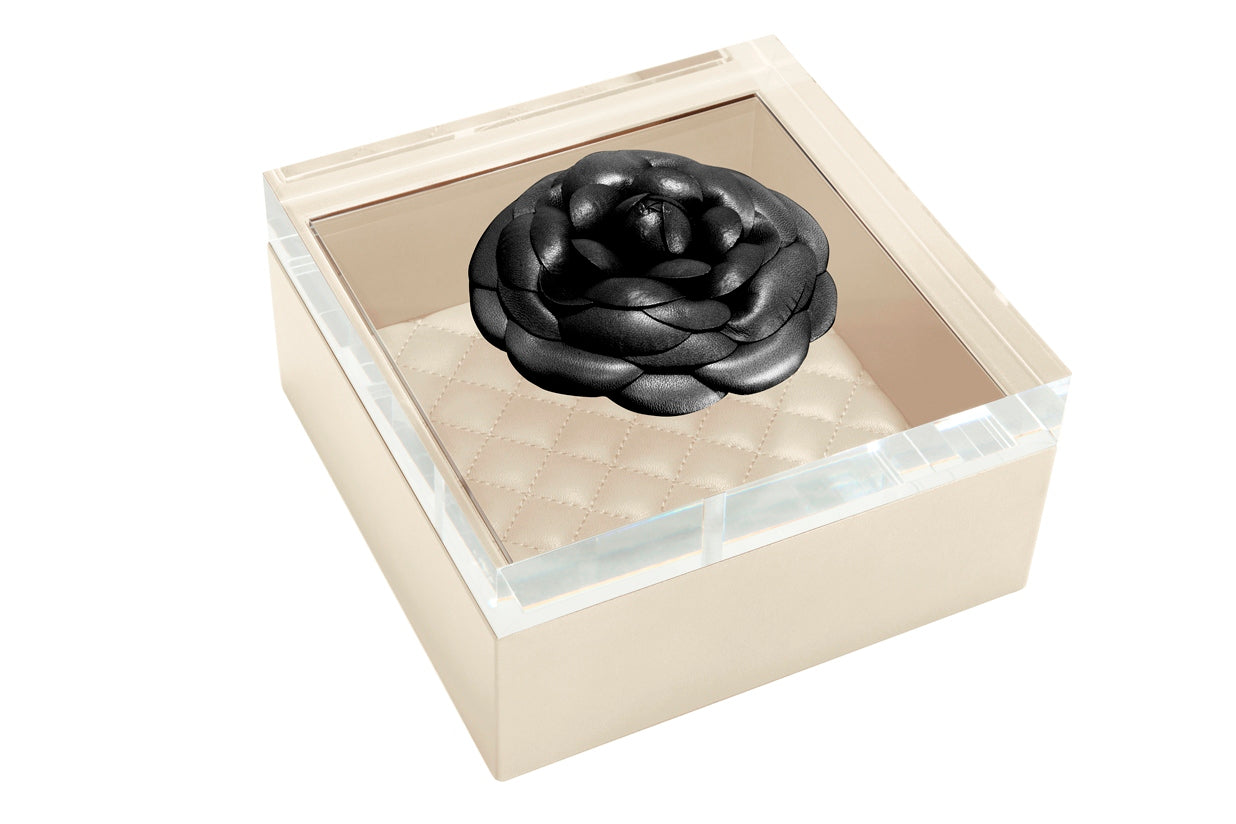 Boîte à bijoux Fleur Camélia : cuir, couvercle en acrylique, doublure matelassée à losanges, carrée