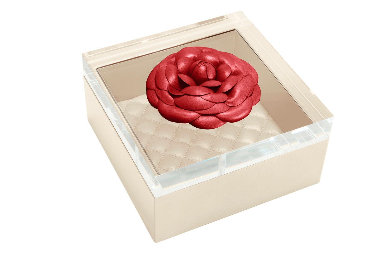 Boîte à bijoux Fleur Camélia : cuir, couvercle en acrylique, doublure matelassée à losanges, carrée