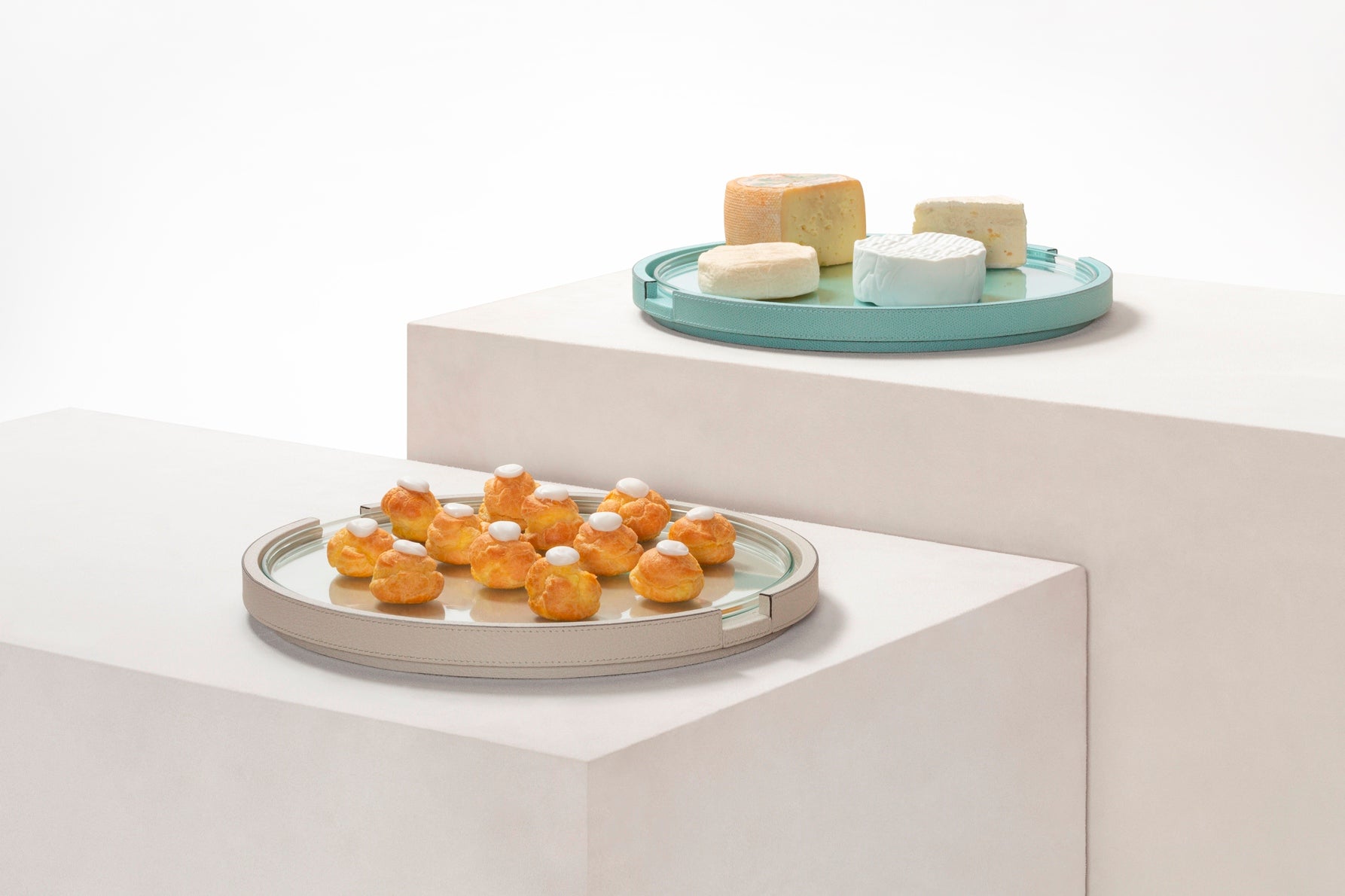 Giobagnara Gourmet Serving Tray | Leather-covered wood structure with a removable clear glass inner plate | Round shape | Elegant and functional design | Home Decor and Serveware | 2Jour Concierge, your luxury lifestyle shop