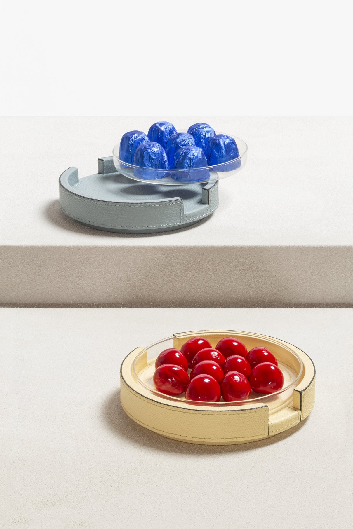 Giobagnara Gourmet Serving Tray | Leather-covered wood structure with a removable clear glass inner plate | Round shape | Elegant and functional design | Home Decor and Serveware | 2Jour Concierge, your luxury lifestyle shop