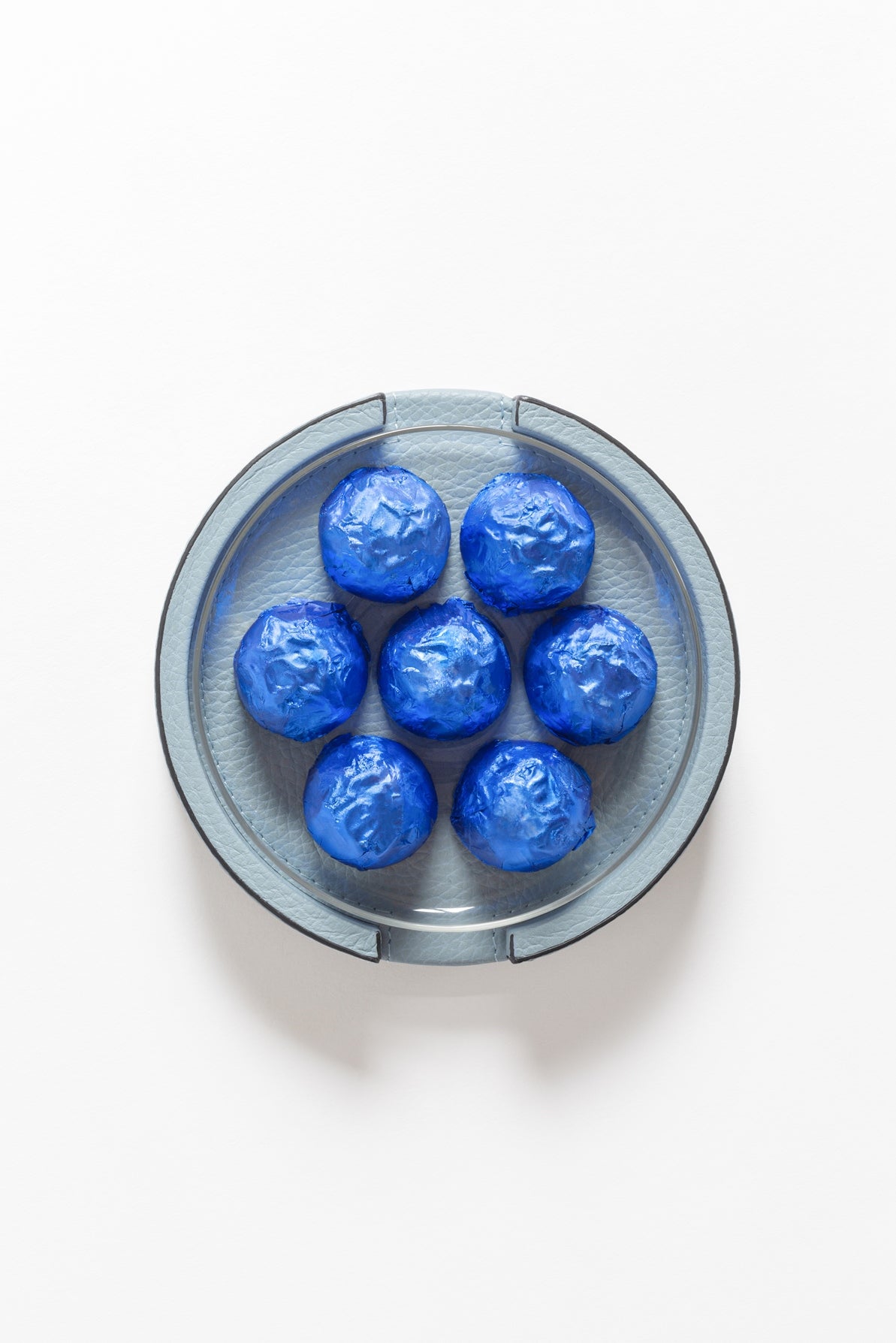 Giobagnara Gourmet Serving Tray | Leather-covered wood structure with a removable clear glass inner plate | Round shape | Elegant and functional design | Home Decor and Serveware | 2Jour Concierge, your luxury lifestyle shop