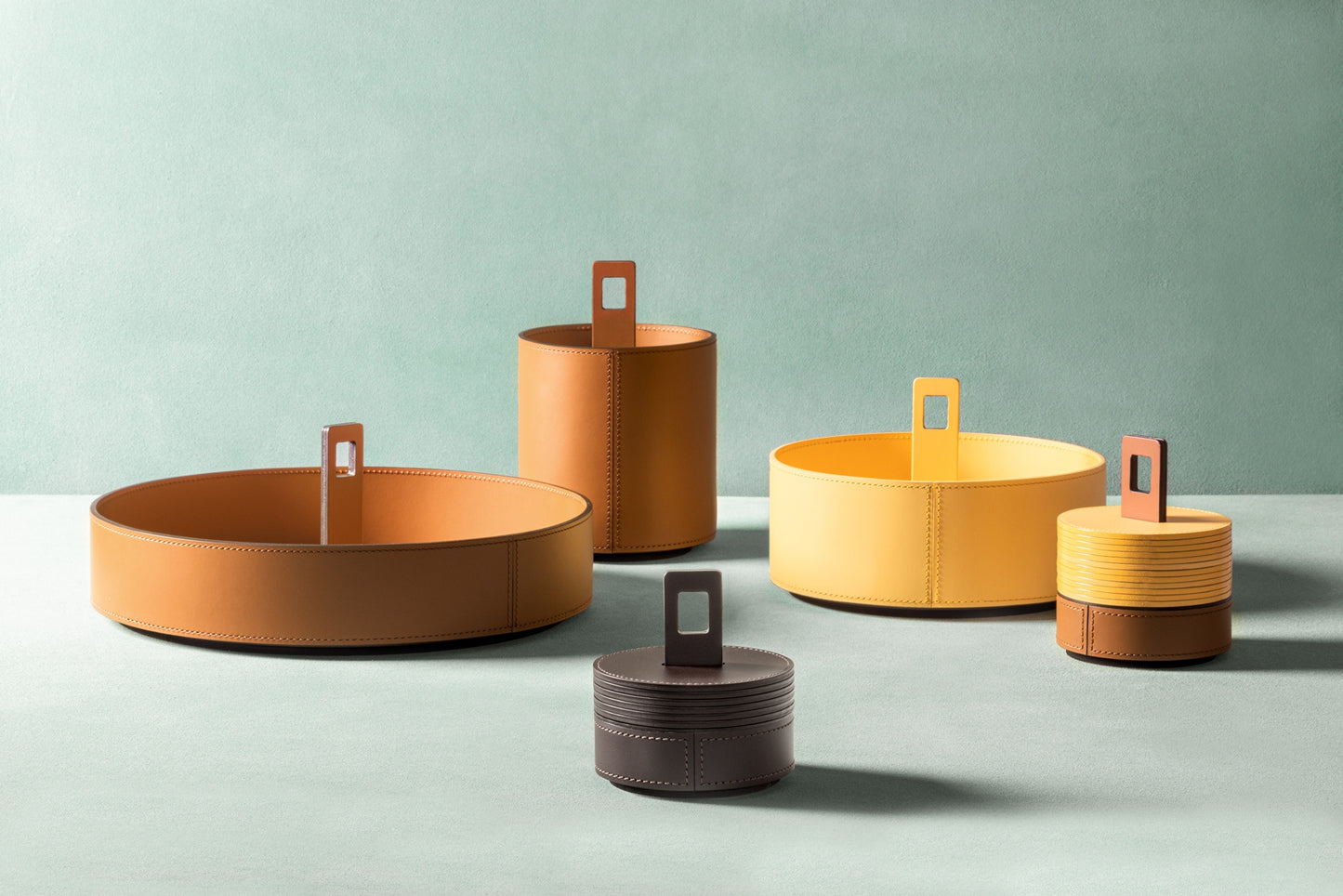 RUDI Nautilus Valet Trays Round | Inspired by submarine curves with a unique periscope-like handle for easy portability | Crafted from durable Tecnocuoio® Regenerated Leather | Combines nautical charm with essential style | Perfect for organizing essentials or serving drinks | Designed by Simone Fanciullacci | Home Decor and Accessories | 2Jour Concierge, your luxury lifestyle shop