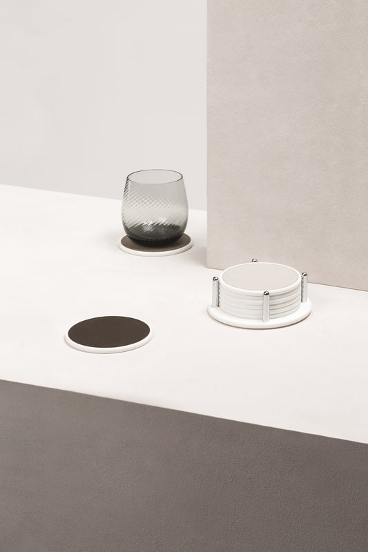 Sirmione Untersetzer rund: Weißes Corian® mit Ledereinsatz