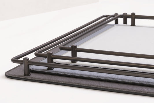 Plateau carré Rondò en métal recouvert de cuir avec cadre et poignées en laiton