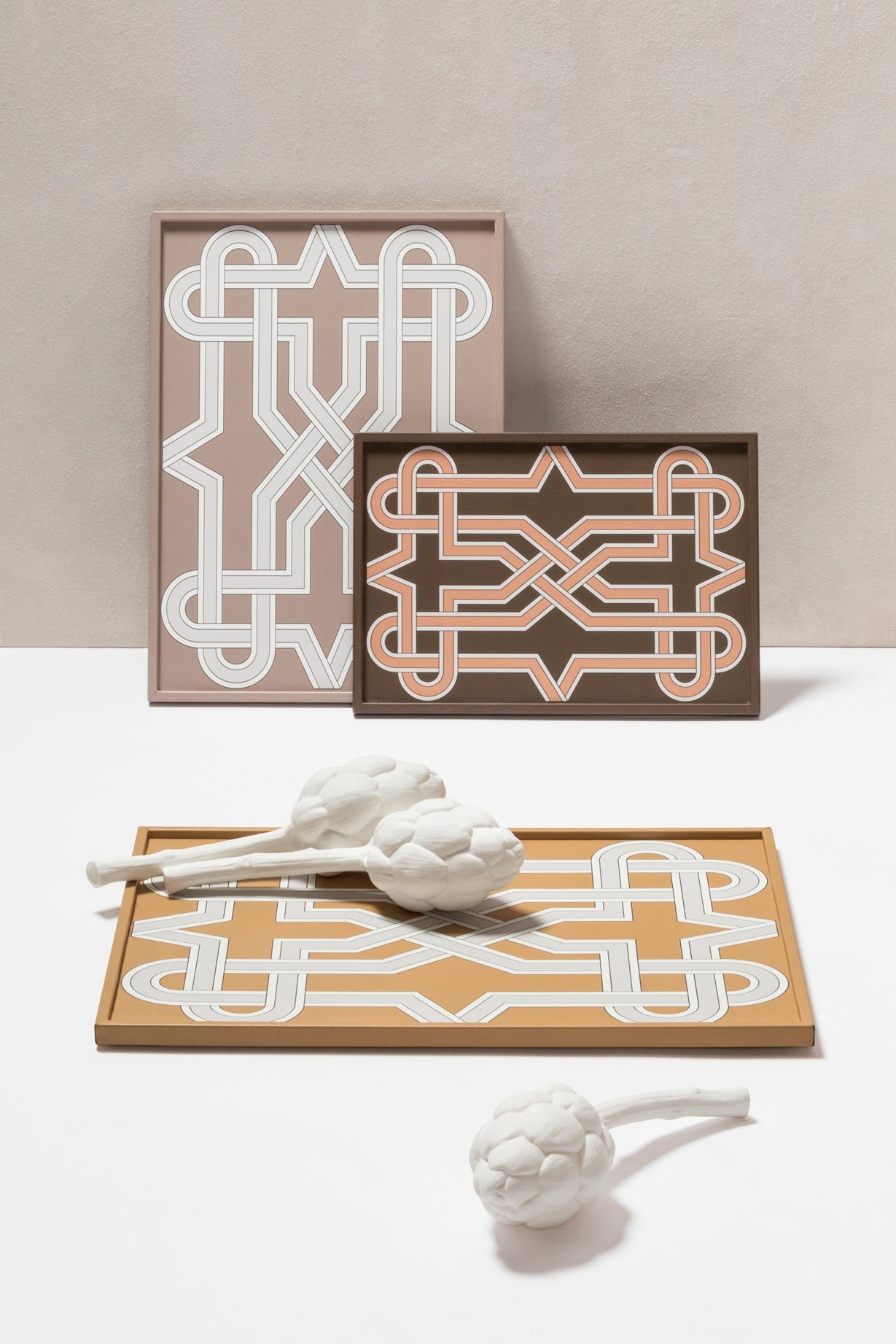 San Marco Rectangular Tray N.2 by Giobagnara | Leather-covered wood structure with an interweaving decorative motif inspired by a marble grating of a window of the Prison of San Marco in Venice | San Marco Collection | Combines historic legacy with modernity, celebrating Venice's artistic and cultural heritage | Home Decor and Serveware | 2Jour Concierge, your luxury lifestyle shop