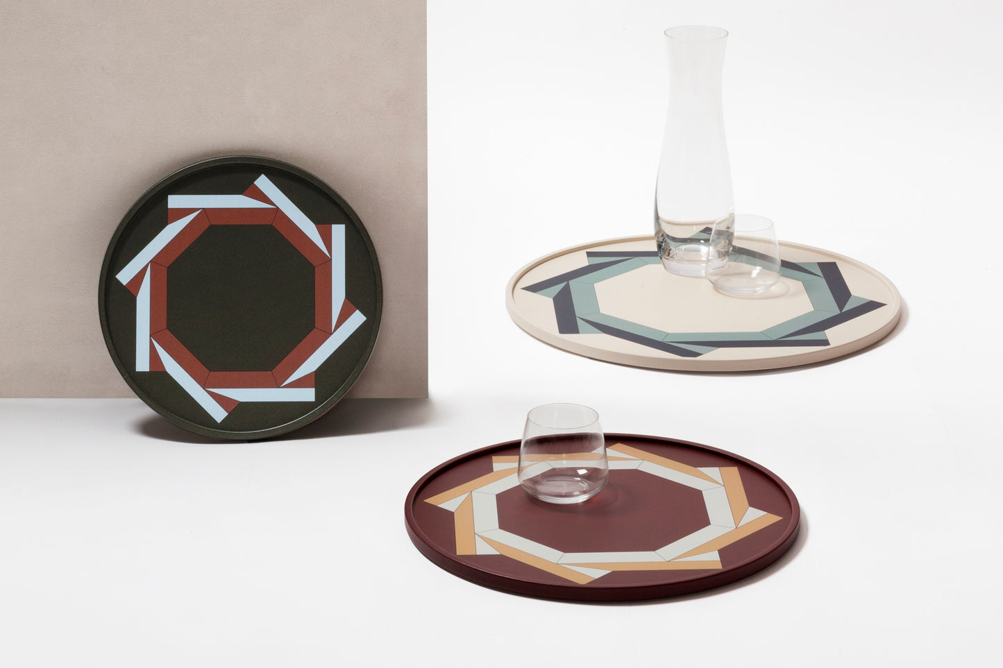 San Marco Round Tray N.1 by Giobagnara | Leather-covered wood structure with decoration inspired by a detail of the floor of the Basilica di San Marco | San Marco Collection | Combines historic legacy with modernity, celebrating Venice's artistic and cultural heritage | Home Decor and Serveware | 2Jour Concierge, your luxury lifestyle shop