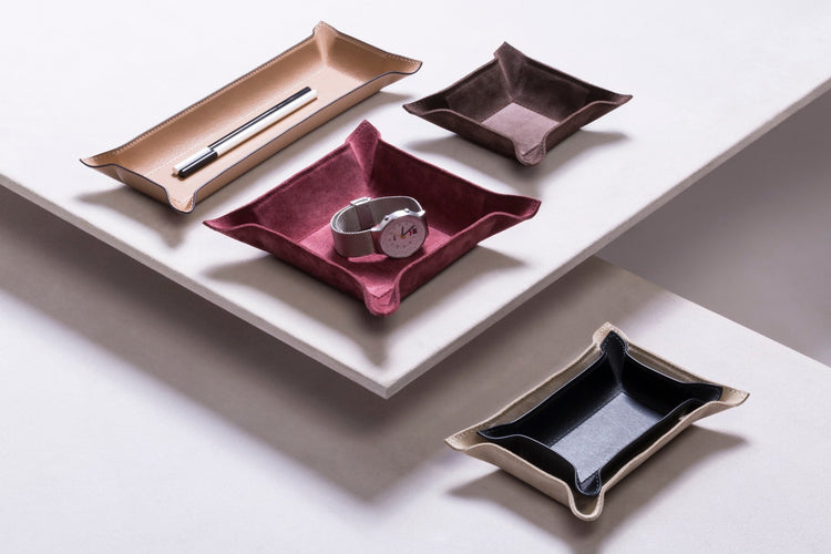 Giobagnara | Jack Valet Tray: Leather-covered metal tray with structured base and adjustable corners