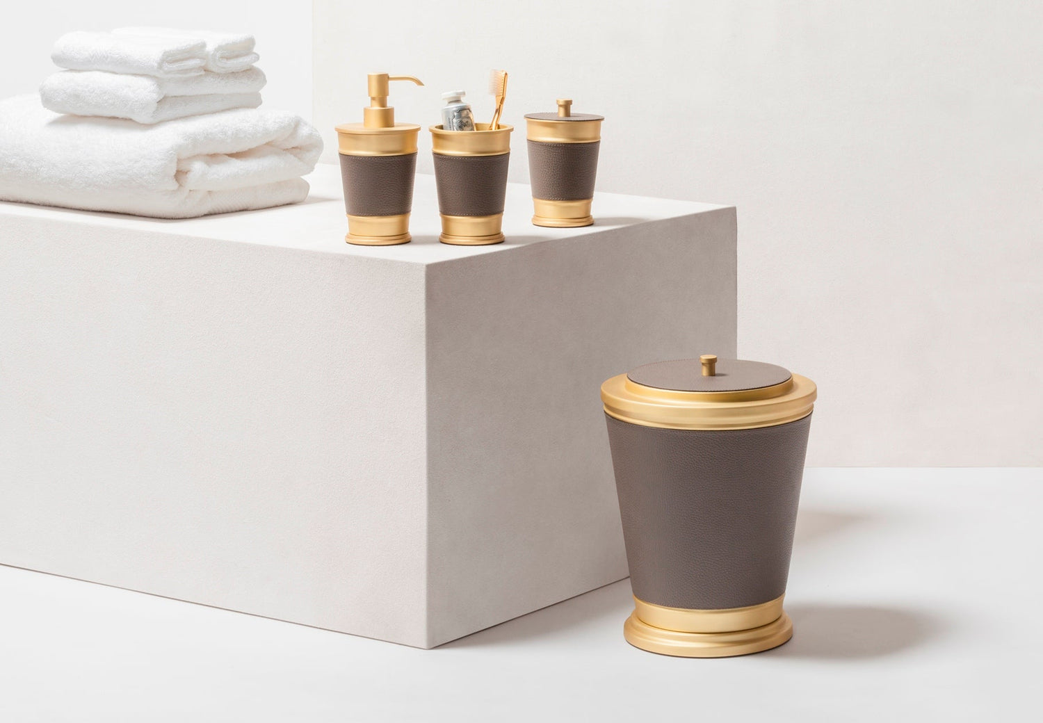 Manhattan Leather-Covered Bathroom Set | Giobagnara