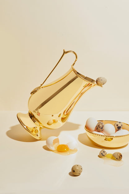 Zanetto Regina Anna | Jug: Gold-plated metal with smooth, shiny finish, fitted with cap and up to 2.50 L capacity, ideal for serving chilled beverages | Tableware & Drinkware / Pitchers | 2Jour Concierge, your luxury lifestyle shop