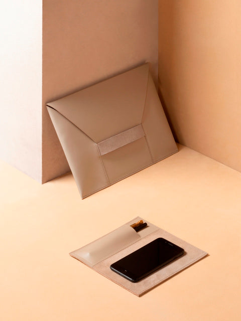 Rabitti 1969 Fold Saddle Leather Document Holder | Elegant and Functional Document Holder | Crafted with High-Quality Saddle Leather | Elevate Your Workspace with Luxury and Style | Explore a Range of Luxury Desk Accessories at 2Jour Concierge, #1 luxury high-end gift & lifestyle shop
