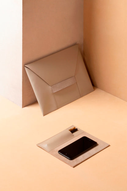Rabitti 1969 Fold Saddle Leather Document Holder | Elegant and Functional Document Holder | Crafted with High-Quality Saddle Leather | Elevate Your Workspace with Luxury and Style | Explore a Range of Luxury Desk Accessories at 2Jour Concierge, #1 luxury high-end gift & lifestyle shop