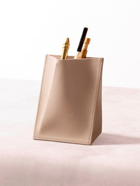 Rabitti 1969 Fold Saddle Leather Pen Holder | Elegant and Functional Pen Holder | Crafted with High-Quality Saddle Leather | Elevate Your Workspace with Luxury and Style | Explore a Range of Luxury Desk Accessories at 2Jour Concierge, #1 luxury high-end gift & lifestyle shop