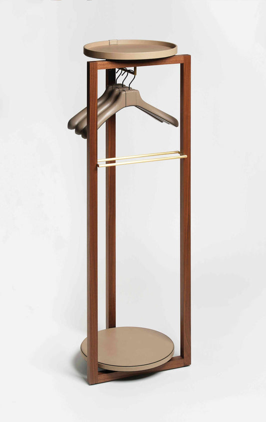 Achille Walnut Wood Clothes Valet Stand With Leather-Covered Tray & Brass Elements by Pinetti | Valet stand crafted with canaletto walnut wood | Features a leather tray and base with satin brass elements | Hangers not included