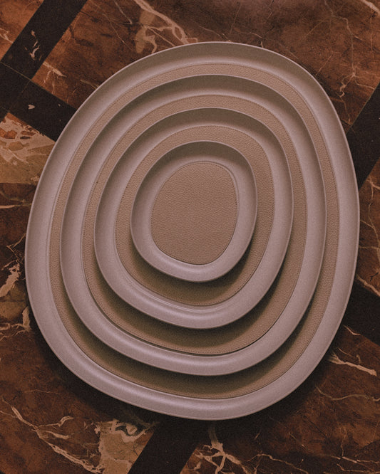 Giobagnara x Kelly Wearstler Maris Cast Aluminium Stacking Tray Round
Round sandblasted aluminium trays featuring a removable leather inlay and non-slip waterproof rubber base. | Modern and practical | Home Accessories | 2Jour Concierge, your luxury lifestyle shop