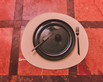 Giobagnara x Kelly Wearstler Maris Placemat Round | Crafted in premium all-leather, the Maris Round Placemat provides a touch of sophistication and functionality to any table setting | Elegant and durable | Dining Accessories | 2Jour Concierge, your luxury lifestyle shop