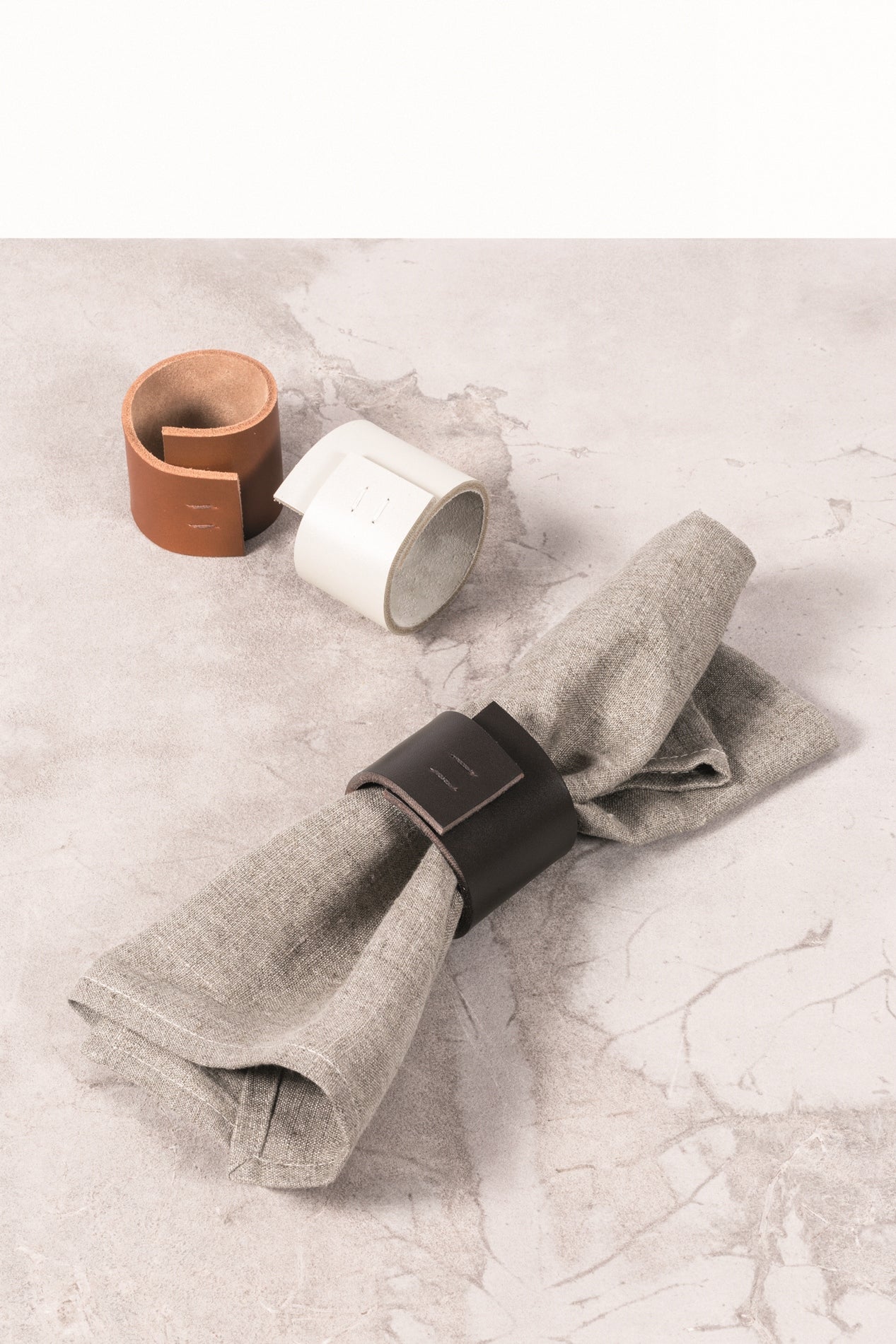 Pisa Napkin Ring by Rabitti 1969 | Water-resistant saddle leather | Features 2 decorative front stitchings | Tableware and Napkin Rings | 2Jour Concierge, your luxury lifestyle shop