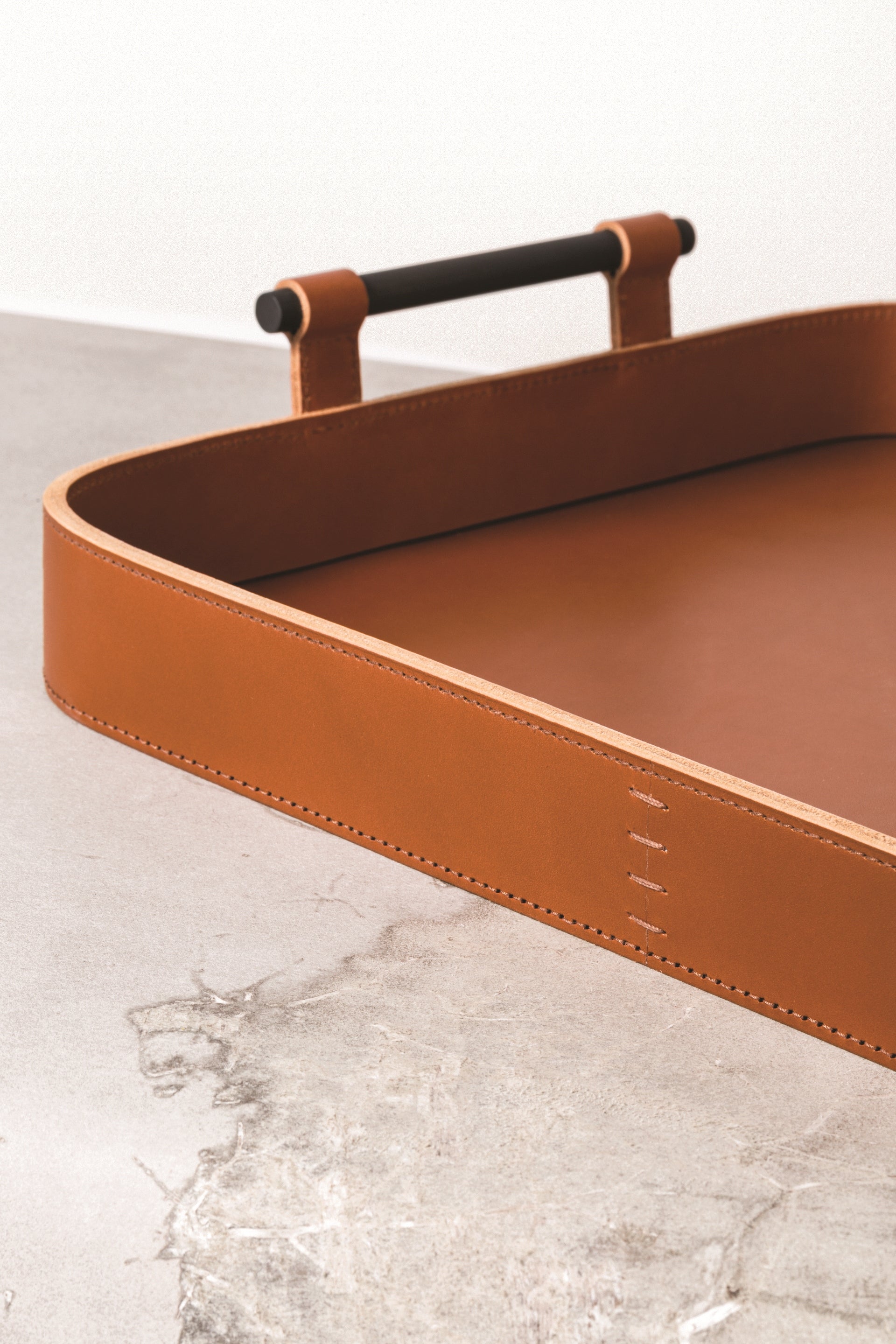 Rabitti 1969 Portofino Rectangular Saddle Leather Tray with Bronze Handles | Elegant and Functional Tray | Crafted with High-Quality Saddle Leather | Bronze Handles for a Touch of Luxury | Explore a Range of Luxury Home Accessories at 2Jour Concierge, #1 luxury high-end gift & lifestyle shop