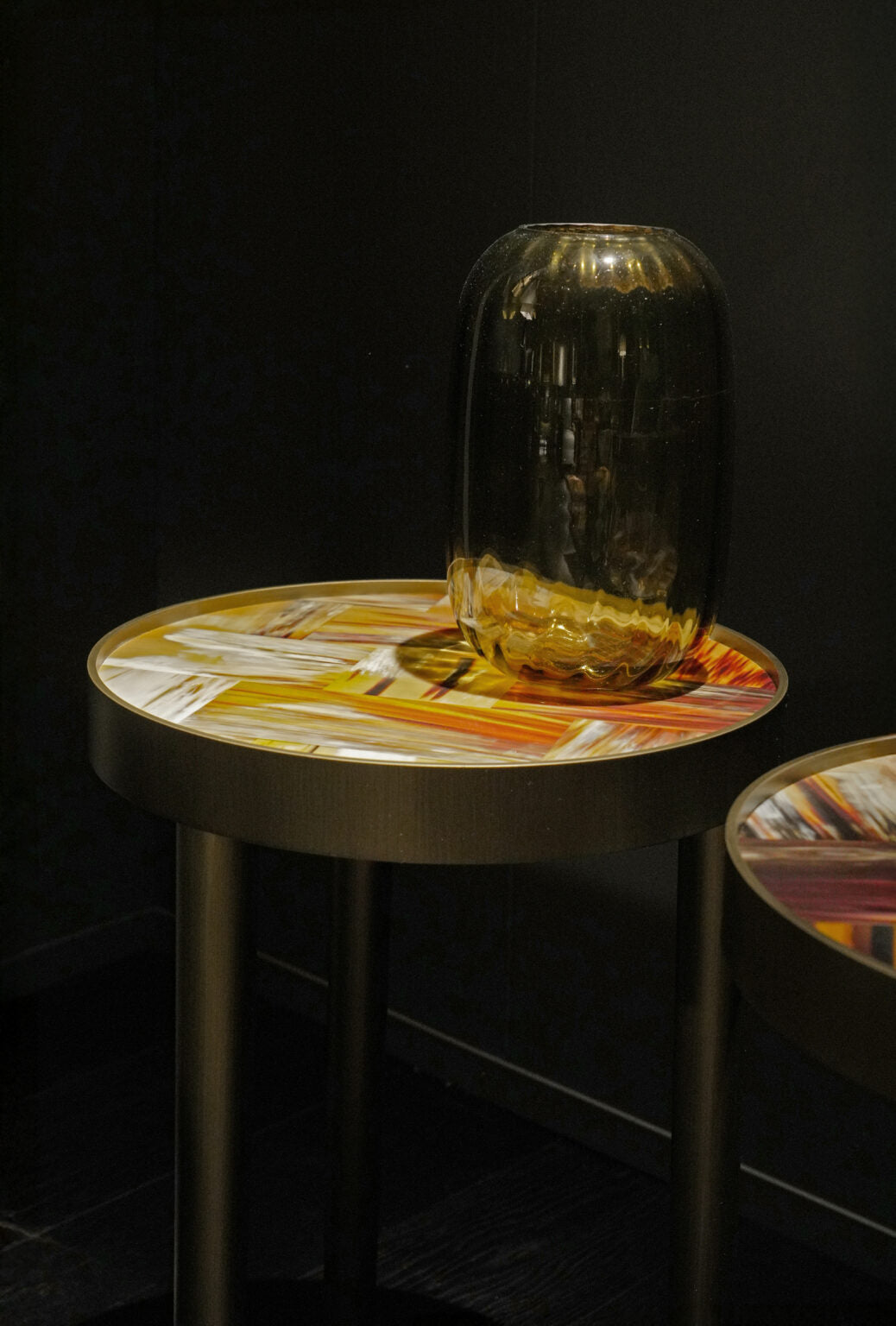 Arcahorn Dorian | Side Table: Glossy horn top with burnished brass structure and glossy finish, ideal as an elegant accent table beside seating or in refined living spaces | Furniture / Side Tables | 2Jour Concierge, your luxury lifestyle shop