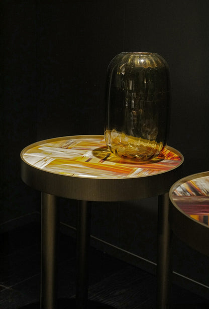 Arcahorn Dorian | Side Table: Glossy horn top with burnished brass structure and glossy finish, ideal as an elegant accent table beside seating or in refined living spaces | Furniture / Side Tables | 2Jour Concierge, your luxury lifestyle shop