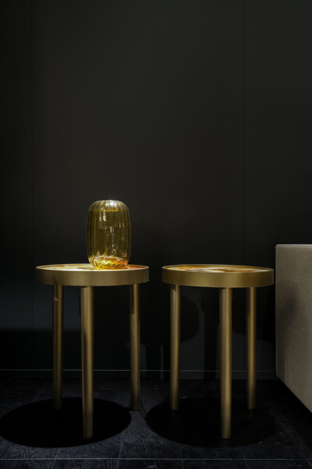 Arcahorn Dorian | Side Table: Glossy horn top with burnished brass structure and glossy finish, ideal as an elegant accent table beside seating or in refined living spaces | Furniture / Side Tables | 2Jour Concierge, your luxury lifestyle shop