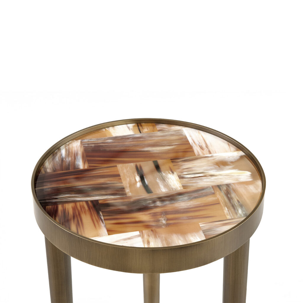 Arcahorn Dorian | Side Table: Glossy horn top with burnished brass structure and glossy finish, ideal as an elegant accent table beside seating or in refined living spaces | Furniture / Side Tables | 2Jour Concierge, your luxury lifestyle shop