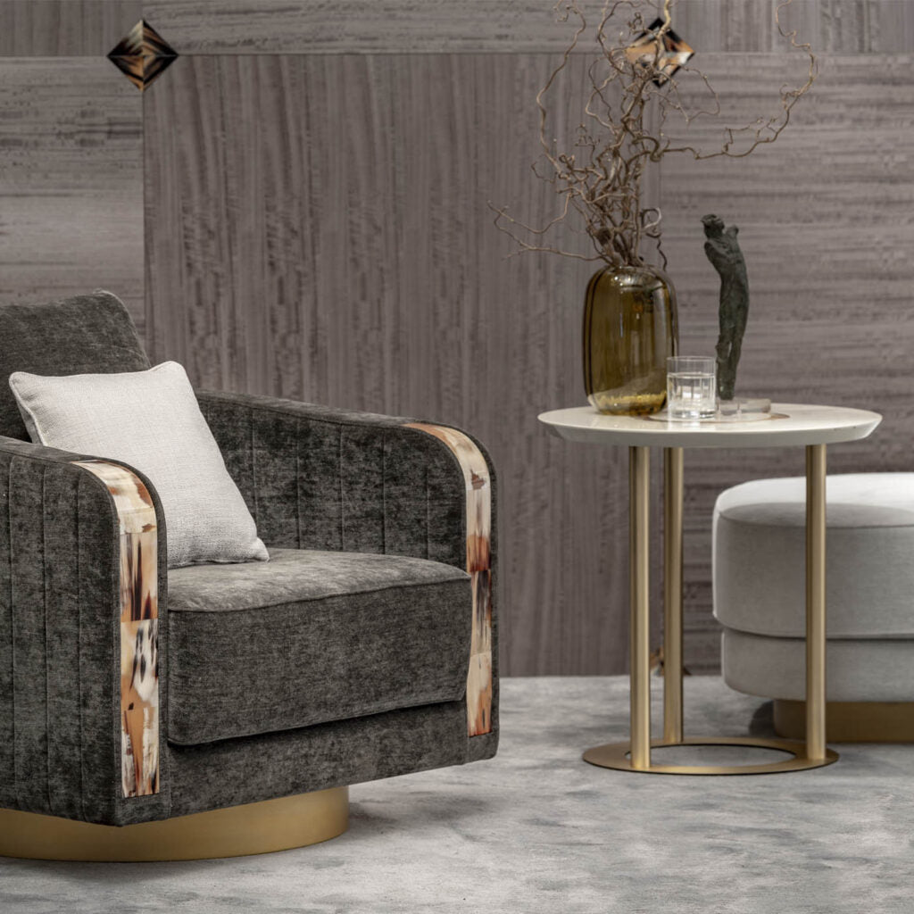 Arcahorn Saturno | Round Side Table: Ivory lacquered wood with horn inlay and satin brass structure, designed as an elegant accent table for refined living and lounge spaces | Furniture / Side Tables | 2Jour Concierge, your luxury lifestyle shop