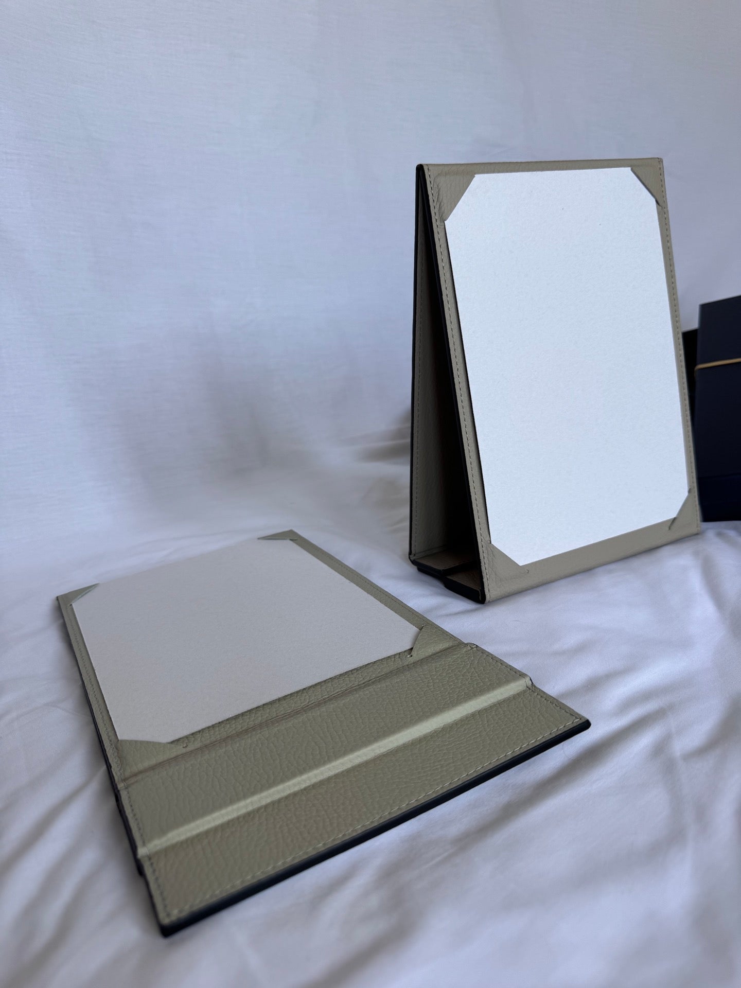 Tavola 2 Leather Menu Holder: Foldable & Double-Sided