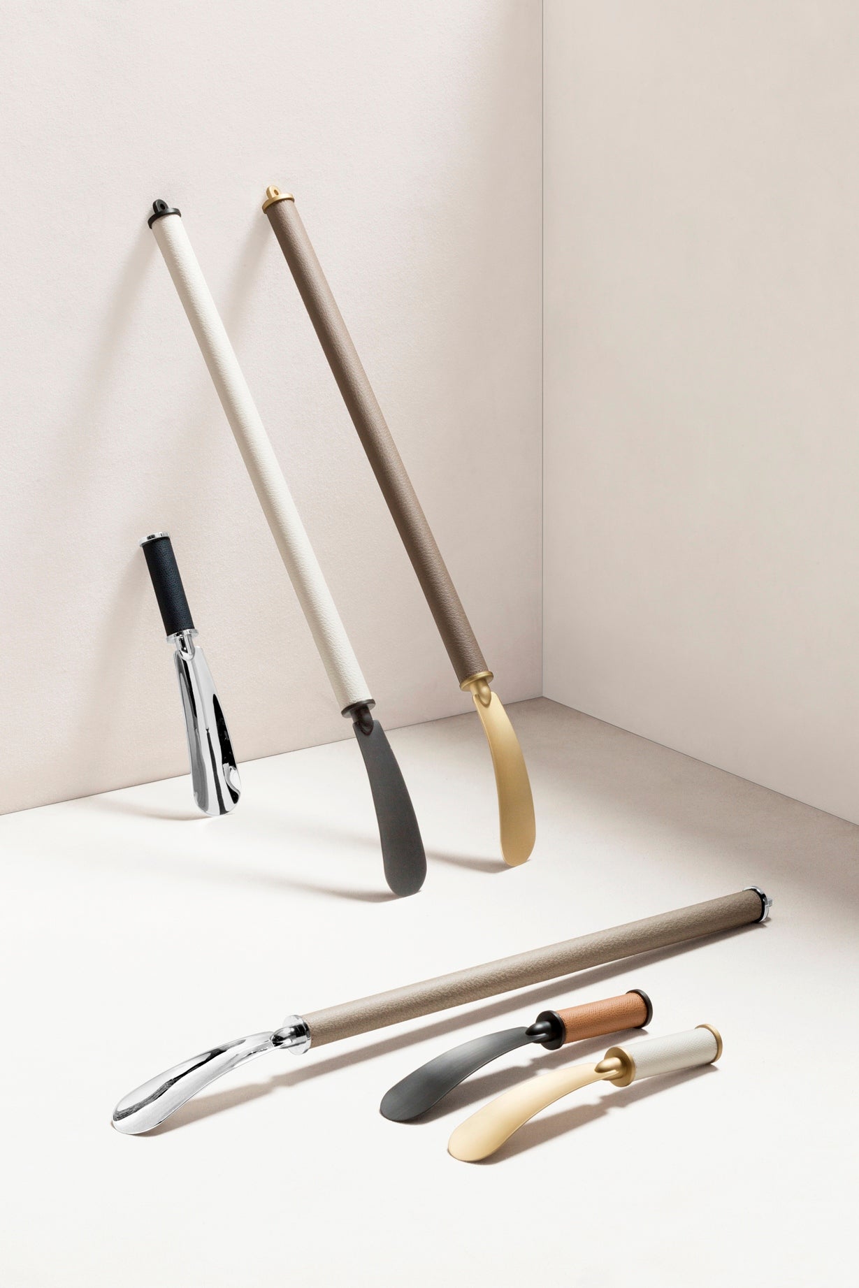 Giobagnara Icaro shoehorn | Metal structure available in various finishes with a fine leather grip | Available in regular and long versions for versatile use | A sleek and practical accessory with refined detailing | Home accessories | 2Jour Concierge, your luxury lifestyle shop