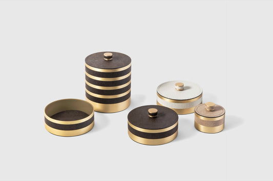 Pinetti | Saturno Round Box: round brass and leather boxes with lid, four sizes | Living Room | 2Jour
Concierge, your luxury lifestyle shop | round leather box, brass box with lid, leather jewellery box,
Pinetti Saturno