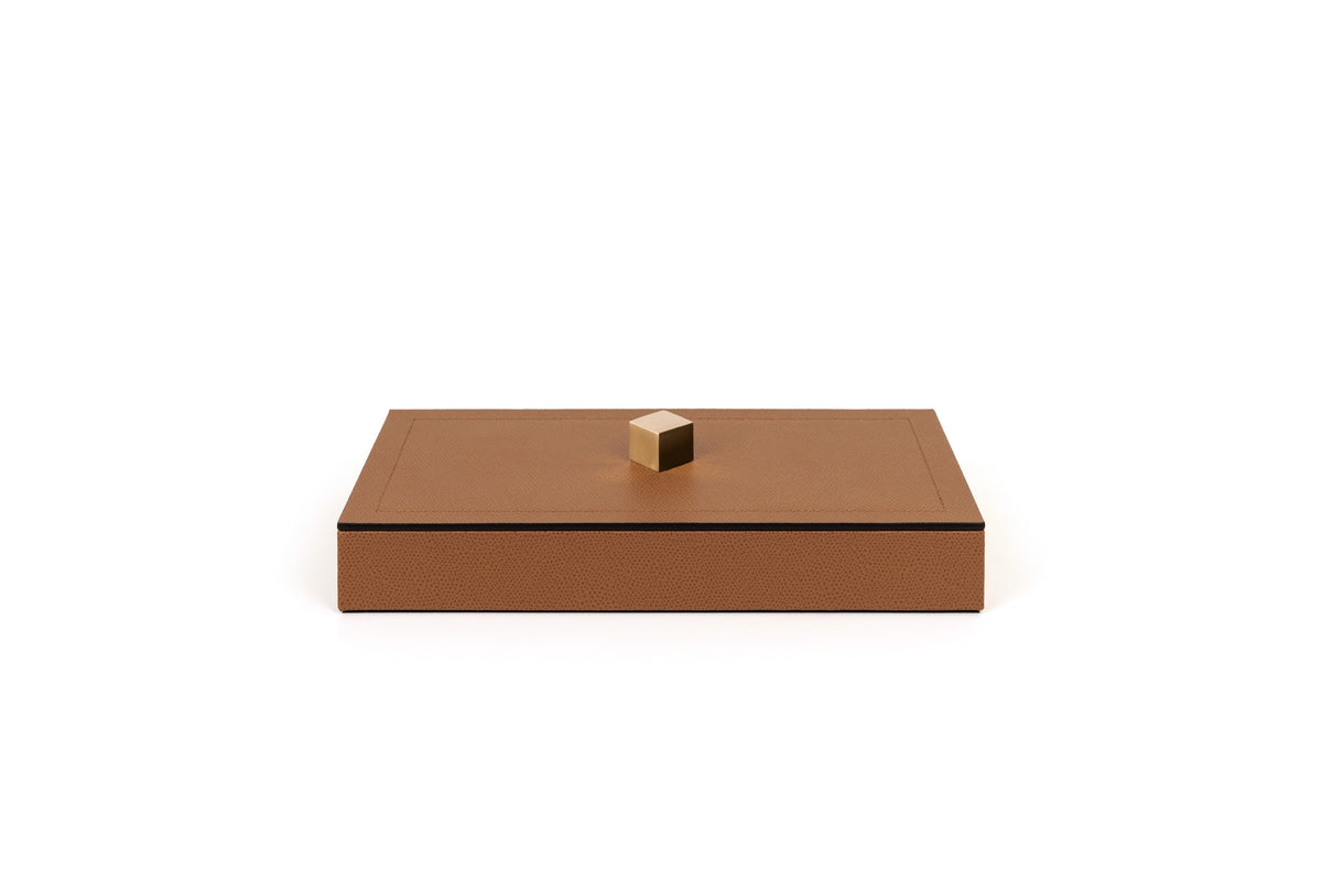 Pinetti | Kate Box: leather box with lid and metal handle, square and rectangular | Living Room | 2Jour
Concierge, your luxury lifestyle shop | leather box with lid, leather jewellery box, Pinetti Kate, Italian
home accessories