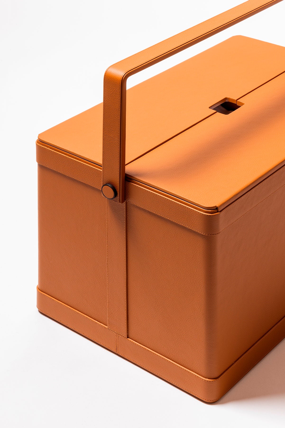 Giobagnara x Poltrona Frau picnic trunk | Leather-covered structure with tilting solid handle, designed for portability and elegance | Fully equipped with a complete picnic set including borosilicate glasses, thermoses, food containers, porcelain plates and cups, cutlery, and more | Walnut chopping board, fine cotton accessories, and leather-covered grinders included | Entirely made in Pelle Frau® | Home accessories & travel essentials | 2Jour Concierge, your luxury lifestyle shop