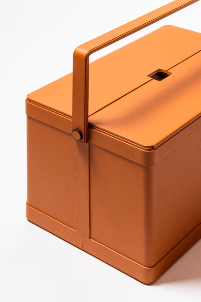 Giobagnara x Poltrona Frau picnic trunk | Leather-covered structure with tilting solid handle, designed for portability and elegance | Fully equipped with a complete picnic set including borosilicate glasses, thermoses, food containers, porcelain plates and cups, cutlery, and more | Walnut chopping board, fine cotton accessories, and leather-covered grinders included | Entirely made in Pelle Frau® | Home accessories & travel essentials | 2Jour Concierge, your luxury lifestyle shop