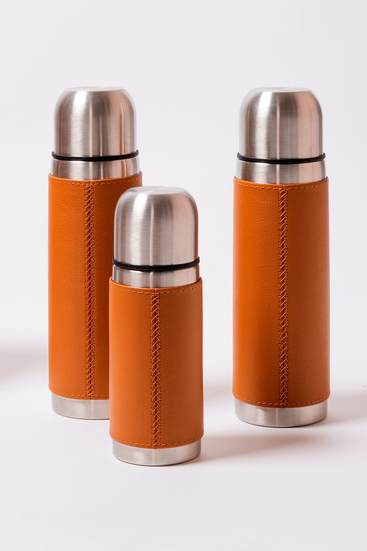 Giobagnara x Poltrona Frau picnic trunk | Leather-covered structure with tilting solid handle, designed for portability and elegance | Fully equipped with a complete picnic set including borosilicate glasses, thermoses, food containers, porcelain plates and cups, cutlery, and more | Walnut chopping board, fine cotton accessories, and leather-covered grinders included | Entirely made in Pelle Frau® | Home accessories & travel essentials | 2Jour Concierge, your luxury lifestyle shop