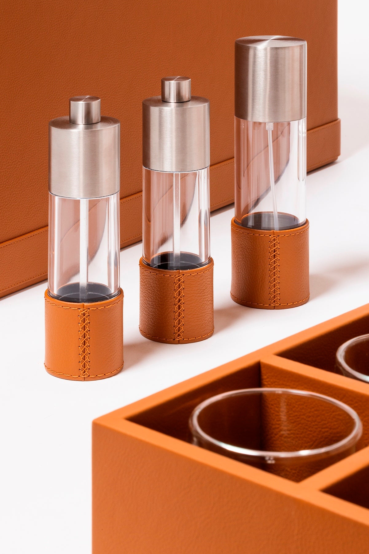 Giobagnara x Poltrona Frau picnic trunk | Leather-covered structure with tilting solid handle, designed for portability and elegance | Fully equipped with a complete picnic set including borosilicate glasses, thermoses, food containers, porcelain plates and cups, cutlery, and more | Walnut chopping board, fine cotton accessories, and leather-covered grinders included | Entirely made in Pelle Frau® | Home accessories & travel essentials | 2Jour Concierge, your luxury lifestyle shop
