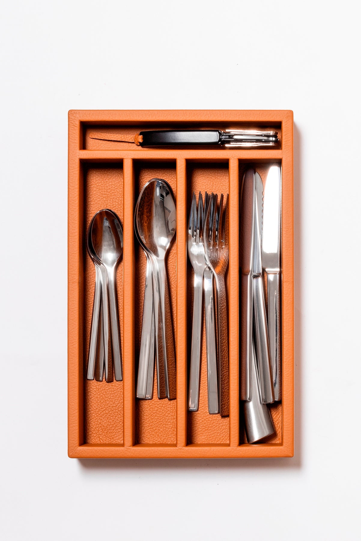 Giobagnara x Poltrona Frau picnic trunk | Leather-covered structure with tilting solid handle, designed for portability and elegance | Fully equipped with a complete picnic set including borosilicate glasses, thermoses, food containers, porcelain plates and cups, cutlery, and more | Walnut chopping board, fine cotton accessories, and leather-covered grinders included | Entirely made in Pelle Frau® | Home accessories & travel essentials | 2Jour Concierge, your luxury lifestyle shop