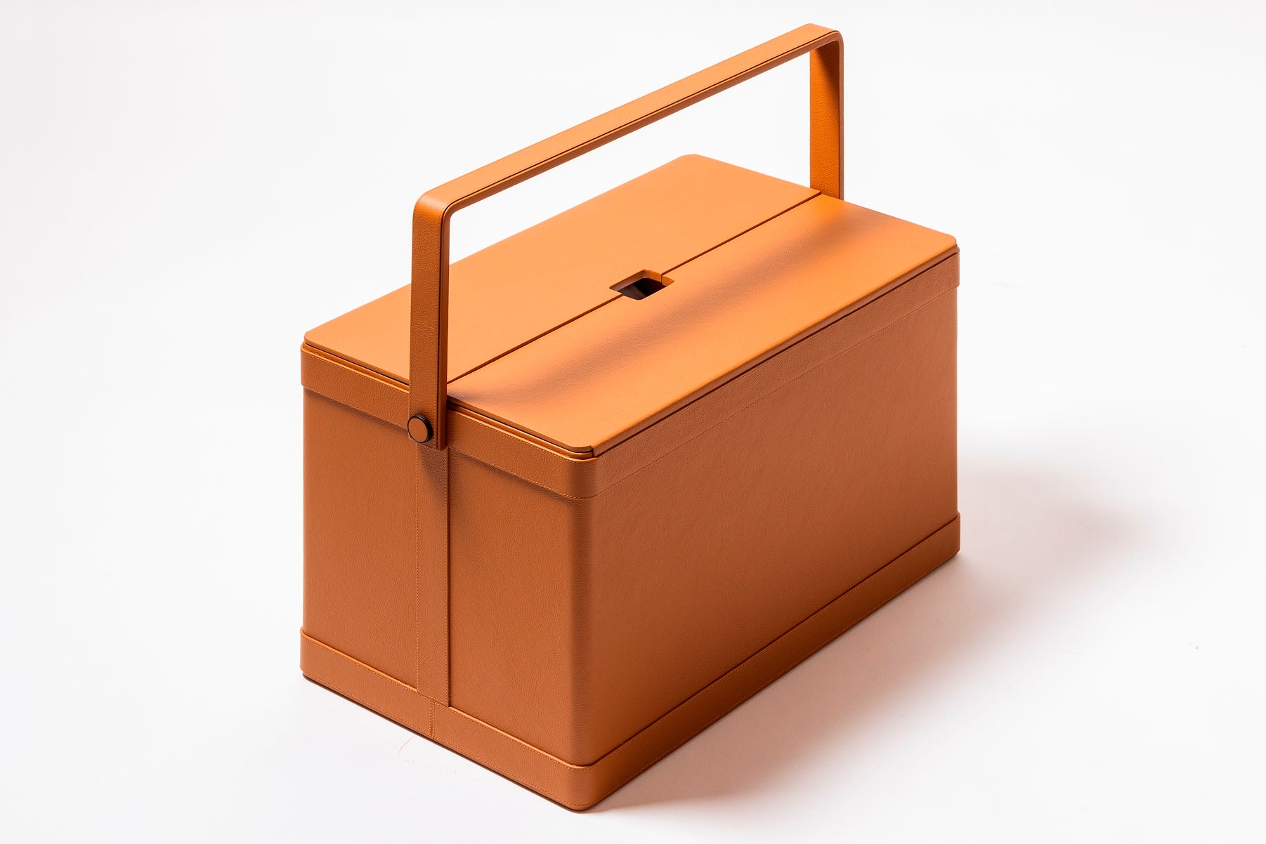 Giobagnara x Poltrona Frau picnic trunk | Leather-covered structure with tilting solid handle, designed for portability and elegance | Fully equipped with a complete picnic set including borosilicate glasses, thermoses, food containers, porcelain plates and cups, cutlery, and more | Walnut chopping board, fine cotton accessories, and leather-covered grinders included | Entirely made in Pelle Frau® | Home accessories & travel essentials | 2Jour Concierge, your luxury lifestyle shop