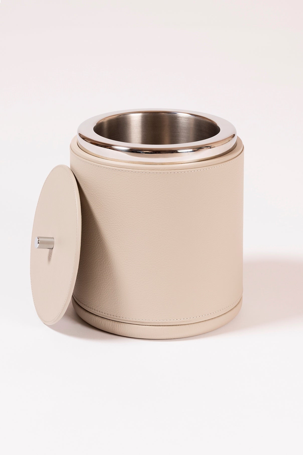 Giobagnara x Poltrona Frau ice bucket | Leather-covered wood structure with insulated double-chamber brass and stainless steel insert | Chrome-plated finish ensures beverages stay chilled for hours | Ideal for both casual and special occasions | Entirely made in Pelle Frau® | Barware & accessories | 2Jour Concierge, your luxury lifestyle shop