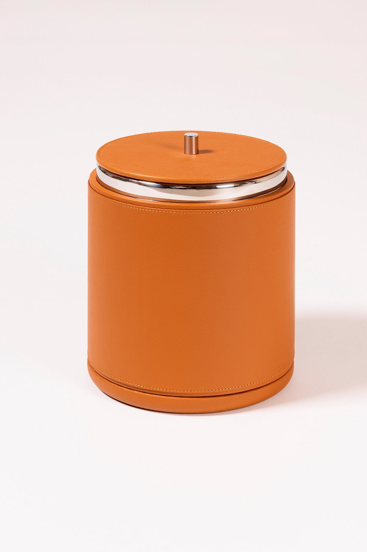 Giobagnara x Poltrona Frau ice bucket | Leather-covered wood structure with insulated double-chamber brass and stainless steel insert | Chrome-plated finish ensures beverages stay chilled for hours | Ideal for both casual and special occasions | Entirely made in Pelle Frau® | Barware & accessories | 2Jour Concierge, your luxury lifestyle shop