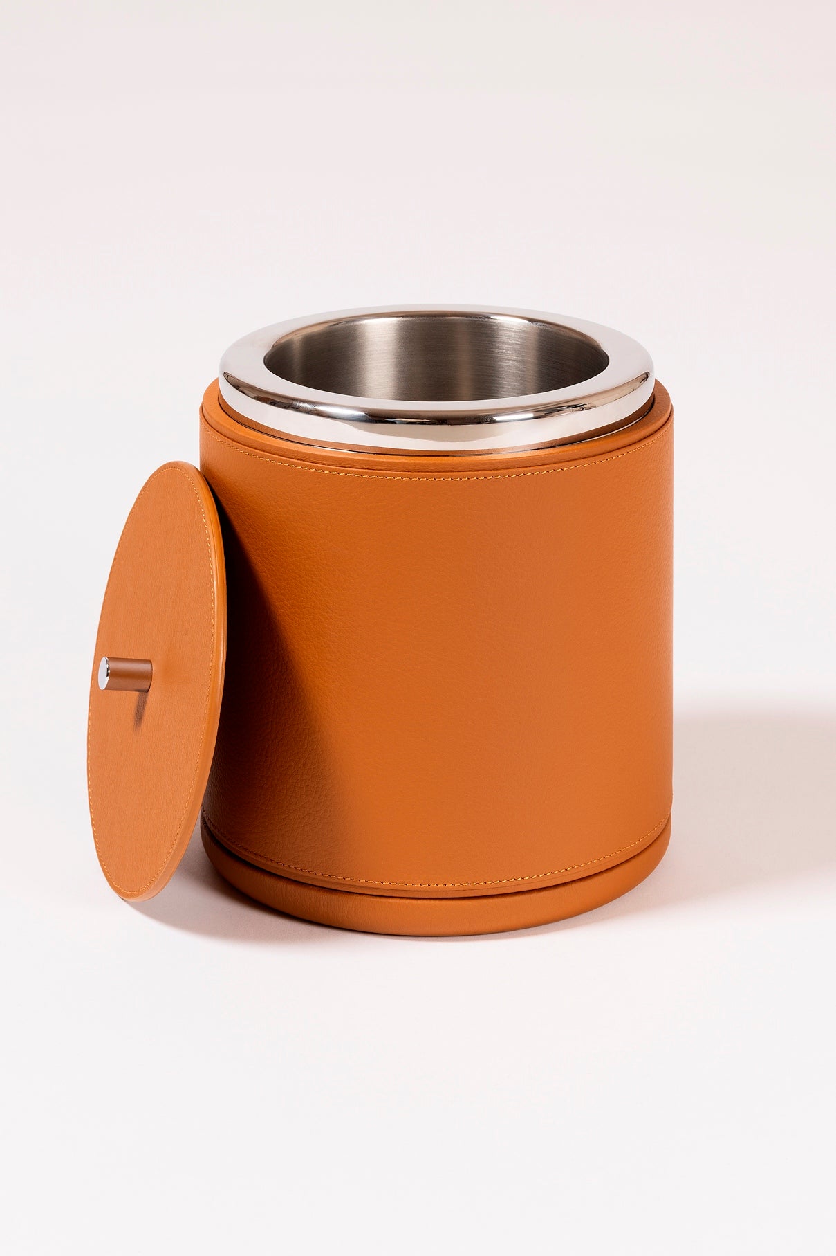 Giobagnara x Poltrona Frau ice bucket | Leather-covered wood structure with insulated double-chamber brass and stainless steel insert | Chrome-plated finish ensures beverages stay chilled for hours | Ideal for both casual and special occasions | Entirely made in Pelle Frau® | Barware & accessories | 2Jour Concierge, your luxury lifestyle shop