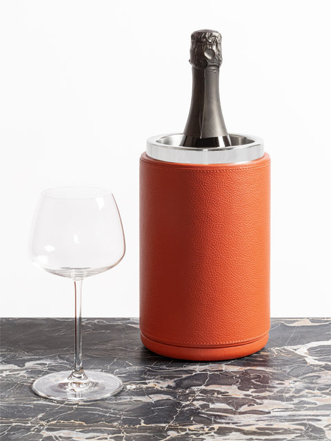 Giobagnara x Poltrona Frau Leather Bottle Cooler | Insulated Double-Chamber Polished Steel Inner Container | Keeps Beverages Perfectly Chilled for Hours | Ideal for Everyday Use and Special Occasions | Made in Pelle Frau® Leather | Discover Luxury Bar Accessories at 2Jour Concierge, #1 luxury high-end gift & lifestyle shop