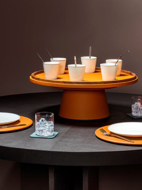 Giobagnara x Poltrona Frau rotating raised tray | Leather-covered rotating tray with rounded corners and walnut wood frame | Entirely made in Pelle Frau® | A refined and functional centerpiece for serving or display | Home accessories & trays | 2Jour Concierge, your luxury lifestyle shop