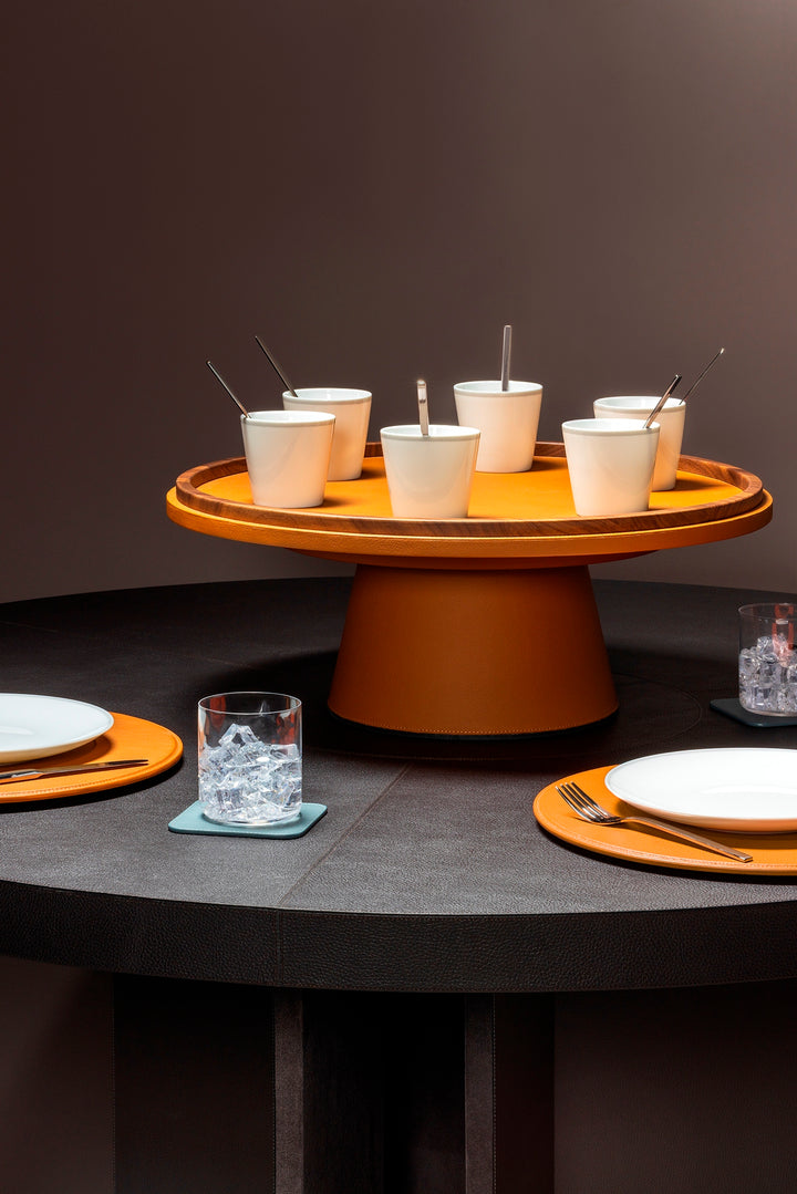 Giobagnara x Poltrona Frau rotating raised tray | Leather-covered rotating tray with rounded corners and walnut wood frame | Entirely made in Pelle Frau® | A refined and functional centerpiece for serving or display | Home accessories & trays | 2Jour Concierge, your luxury lifestyle shop