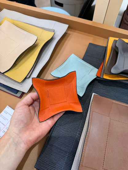 Giobagnara | Jack Valet Tray: Leather-covered metal tray with structured base and adjustable corners | Decor / Valet Trays | 2Jour Concierge, your luxury lifestyle shop | refined interiors, office desks, bedside organization, travel accessories, contemporary essentials