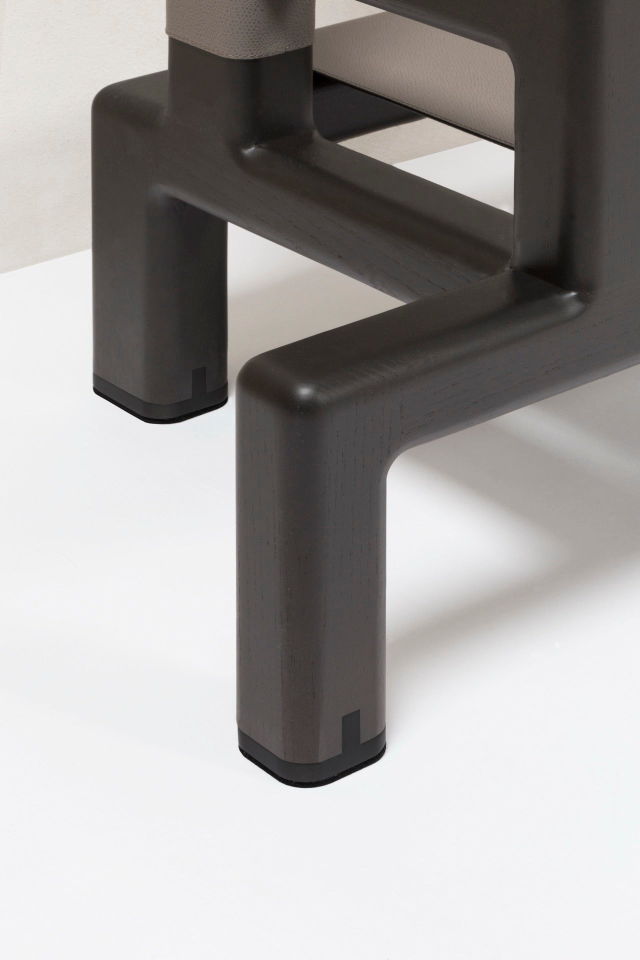 Giobagnara | Lloyd Tabi Leather and Dark Canaletto Walnut Wood Valet Stand: Valet stand in leather and dark-stained Canaletto walnut wood, inox or brushed bronze feet, wild boar golf deer nappa suede | Livingroom / Hospitality | 2Jour Concierge, your luxury lifestyle shop | luxury valet stand, leather valet stand, Giobagnara Lloyd Tabi, Canaletto walnut valet, Italian luxury bedroom accessories, exotic leather valet, designer clothes stand, dark walnut wood valet